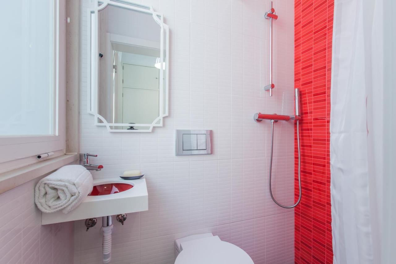 Renovated With Private Courtyard, By Timecooler Apartament *